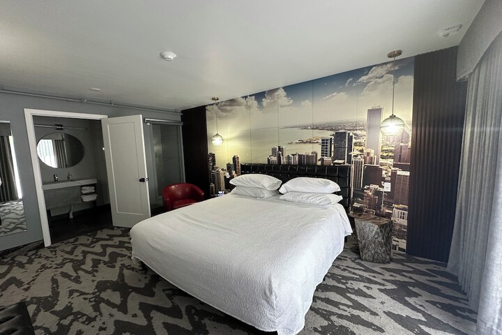Lighthouse Inn & Suites