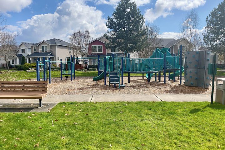 Spacious Kent Home Near Seatac Airport w / Patio