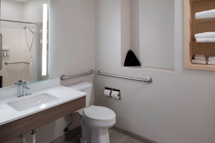 Holiday Inn Express Hotel & Suites Fort Atkinson by IHG