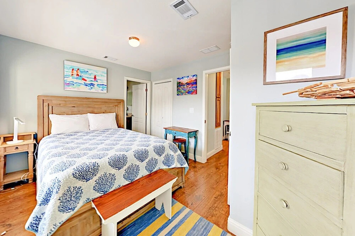 Charming 2br 300 Yards To Beach! 2 Bedroom Home