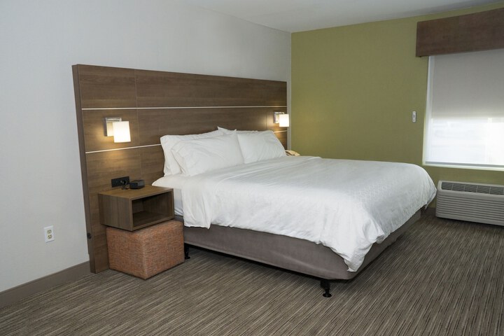 Room 32 of 82