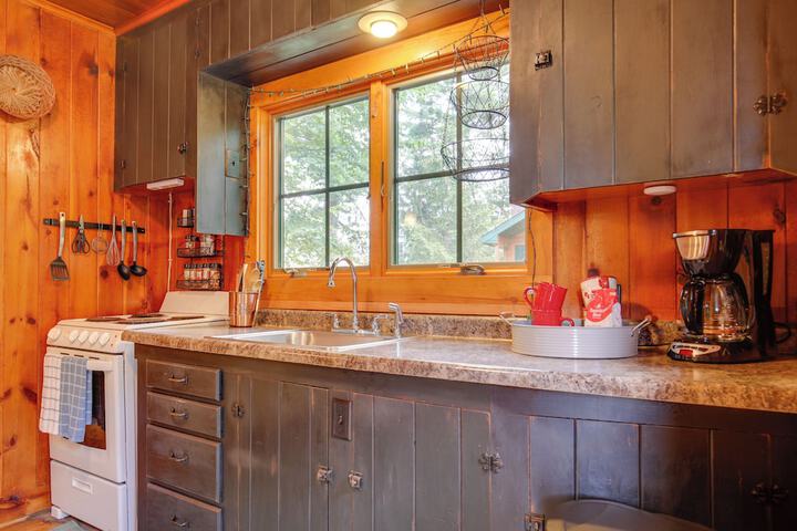 Lakefront Cabin w / Private Dock & Fire Pit!