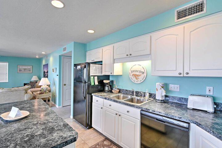 Beachfront Cedar Key Condo w / Pool Spa & Views!