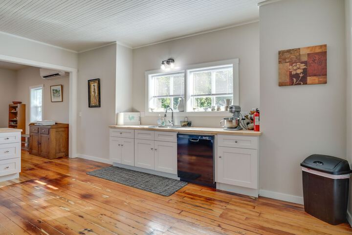 Lafayette Townhome: Cozy Retreat w / Private Patio