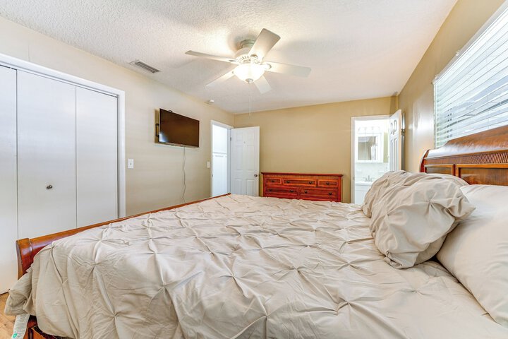 Spacious Tavares Home w / Private Outdoor Oasis!