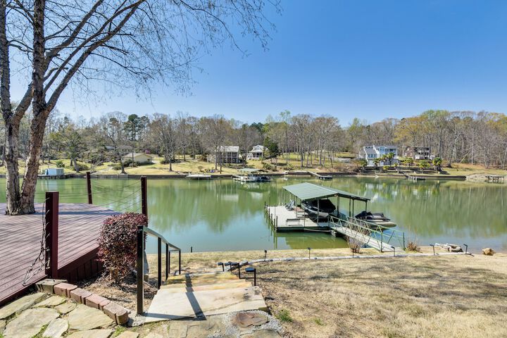 Waterfront Getaway w / Fire Pit + Game Room!
