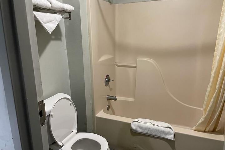 Room 8 of 11