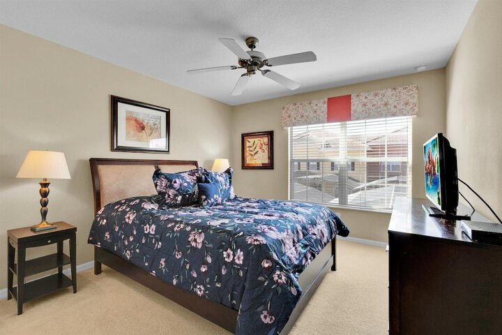Room 33 of 47