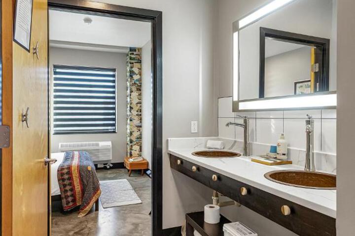 Travel themed group suite near Route 66
