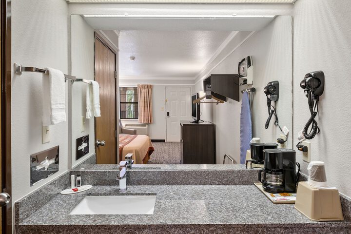 Room 9 of 27
