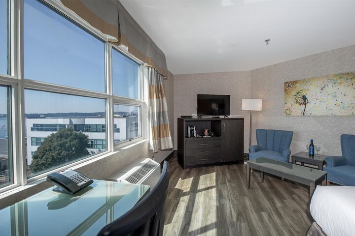 Coast Lonsdale Quay Hotel