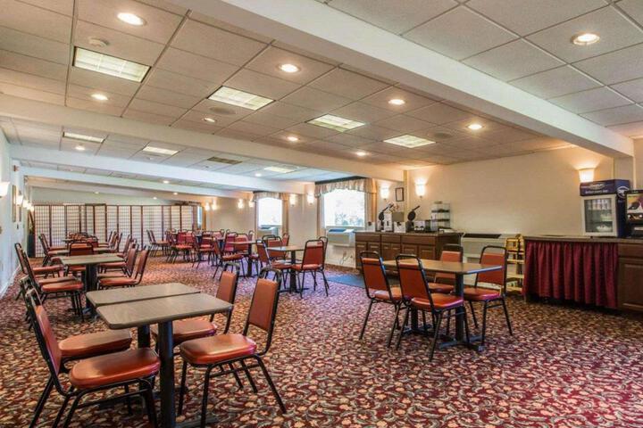Clarion Inn & Suites at the Outlets of Lake George