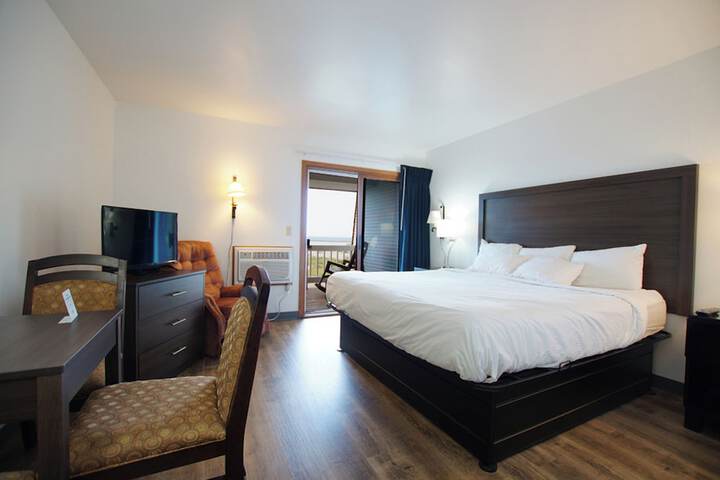 Snyders Shoreline Inn