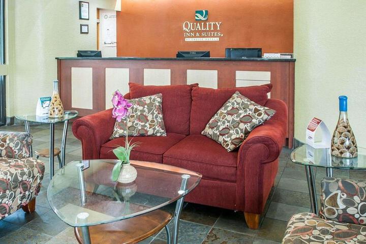 Quality Inn & Suites Kansas City I-435n Near Sports Complex