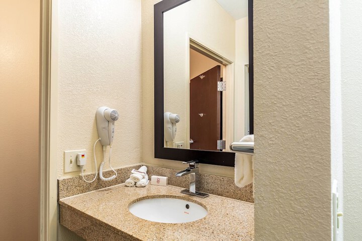 Room 32 of 35