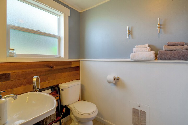 Gig Harbor House w / Private Beach + Views!