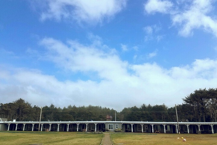 Tillicum Beach Motel (Deanes Oceanfront Lodge)