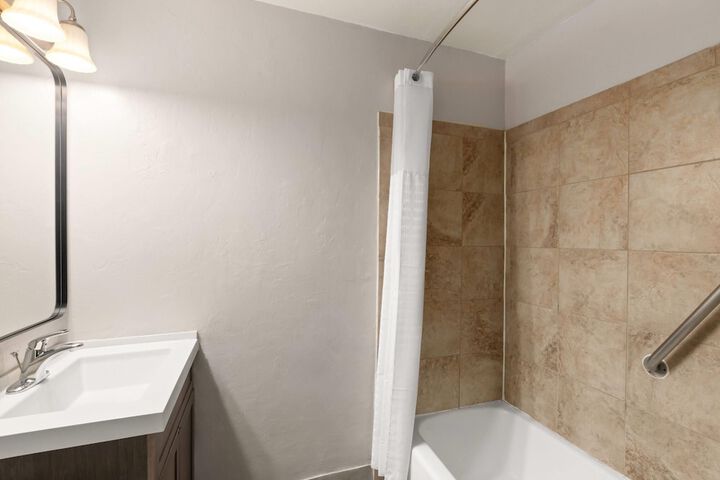 Travelodge by Wyndham Everett City Center