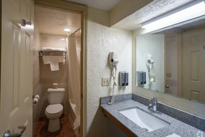 Room 6 of 11