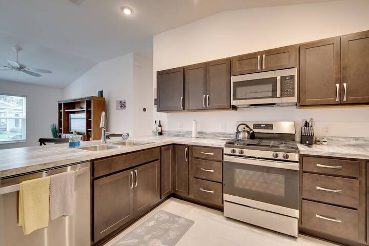 Sun-soaked Retreat in The Villages w / Grill!