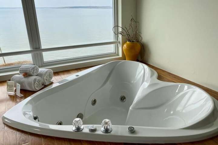 Hot Tub 70 of 76