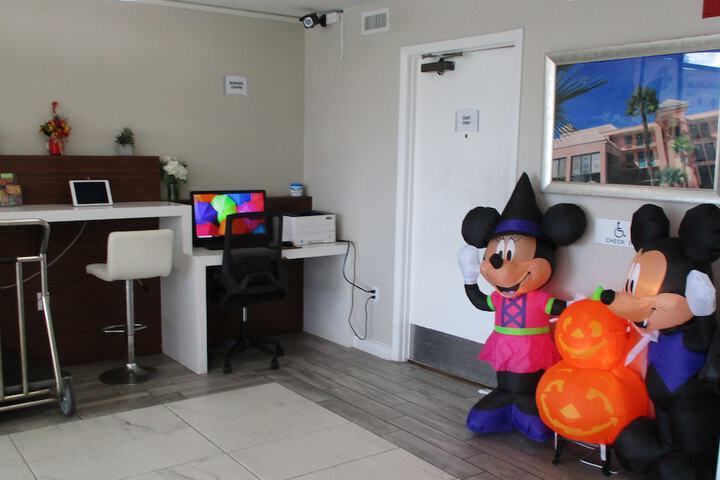 Business Center 80 of 82