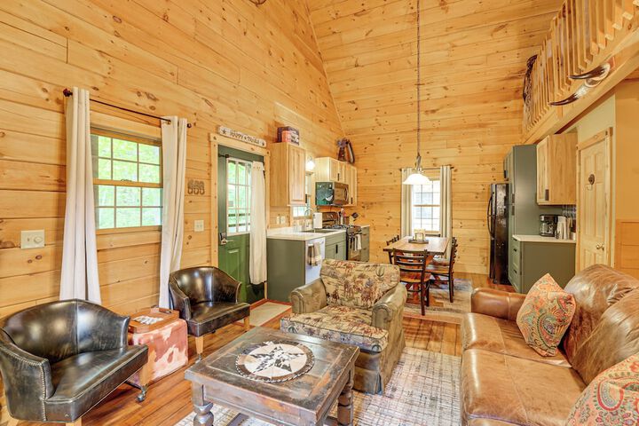 Fire Pit & Porch: Warm & Woodsy Rothbury Escape!