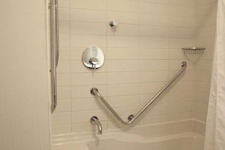 Room 32 of 107