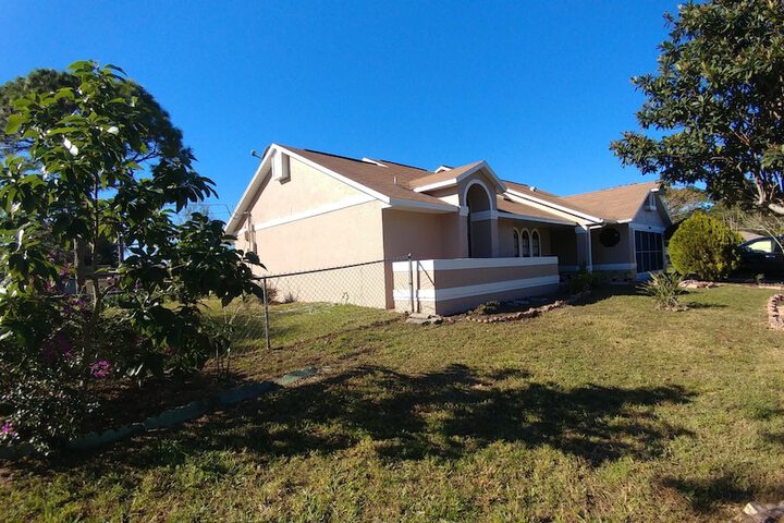 Avis House