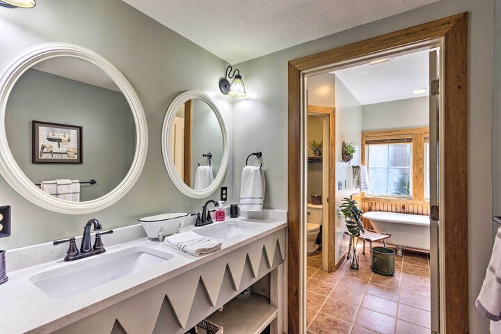 Mountain Air Condo w / Deck & Views Pets Welcome!