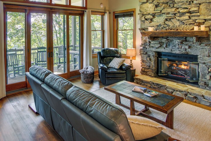 Mtn-view Condo w / Screened Porch in Burnsville!
