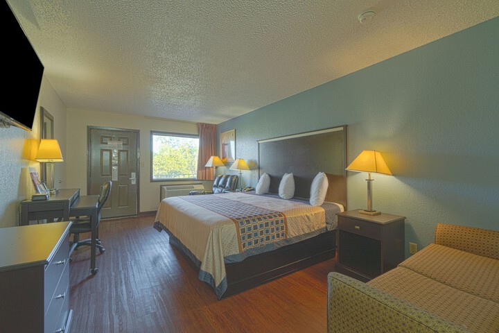 Regency Inn & Suites by OYO Bay City TX