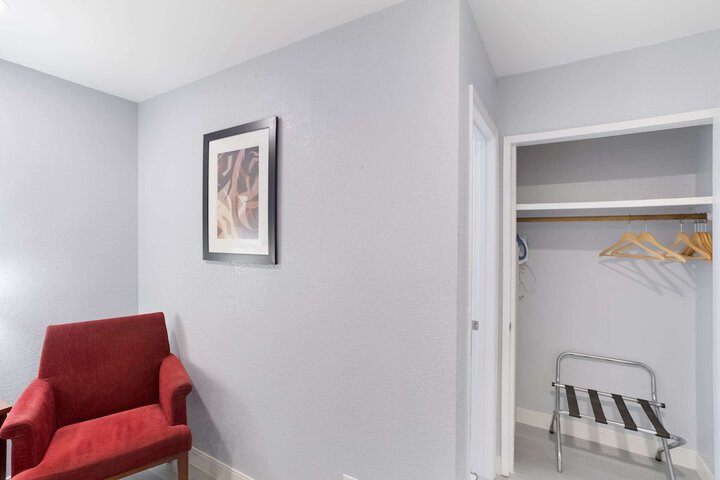 Room 25 of 37