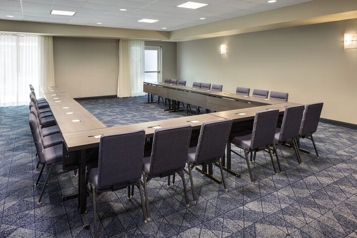 Courtyard by Marriott Edison Woodbridge