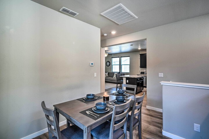 Pet-friendly Elk Grove Retreat w / Balcony!