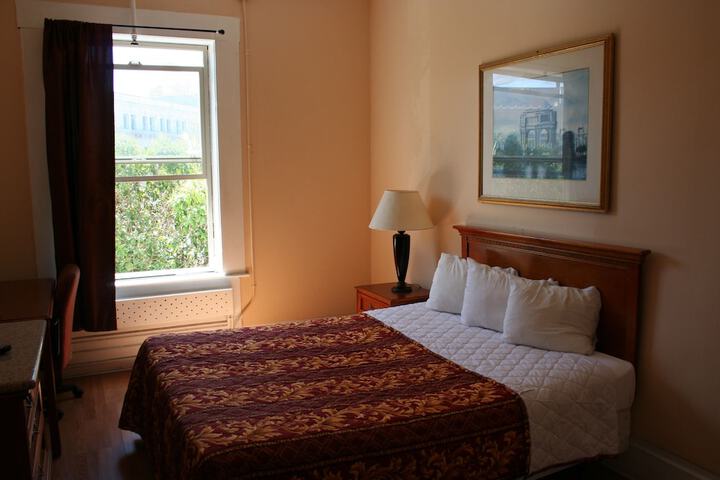 Room 35 of 82