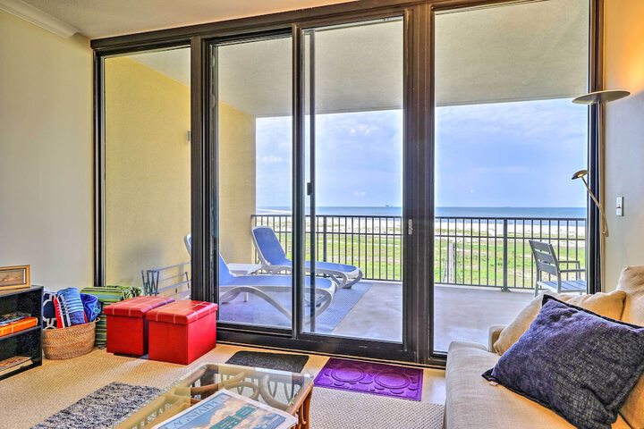 Beachfront Dauphin Island Condo w / 2 Pools & Sauna