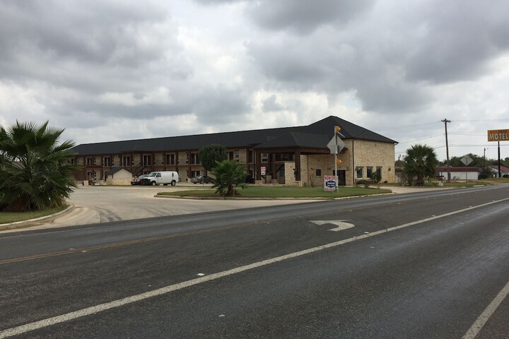 Pearsall Inn & Suites