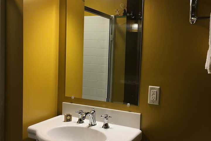 Room 11 of 100