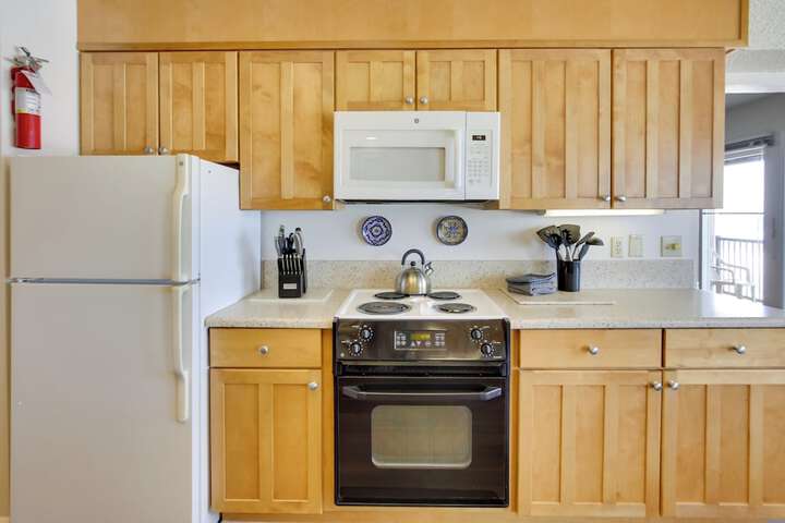 Comfortable Lincoln City Condo w / Patio & Views!