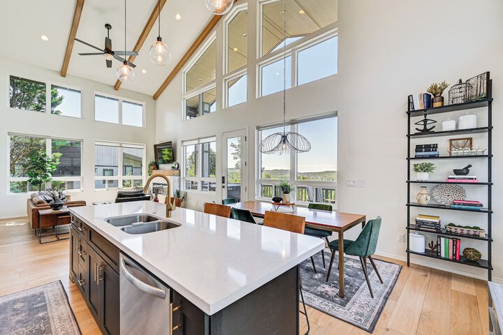 Views & Hot Tub: pineberry Modern Luxury Home