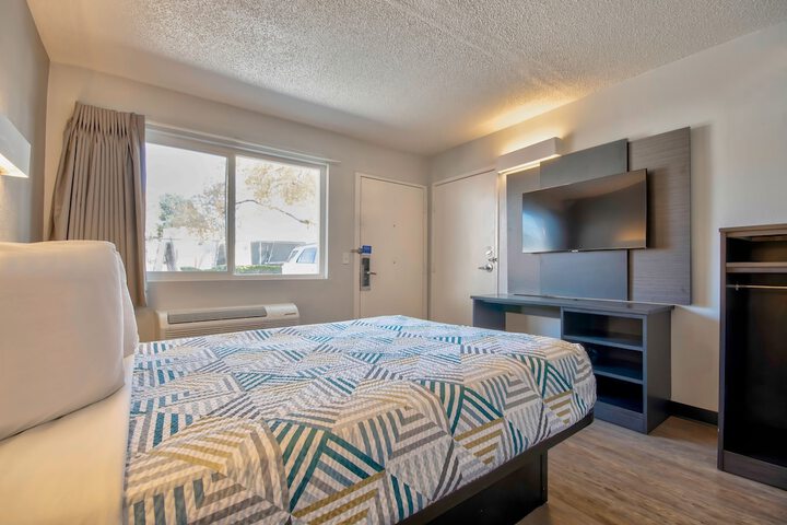 Room 25 of 53