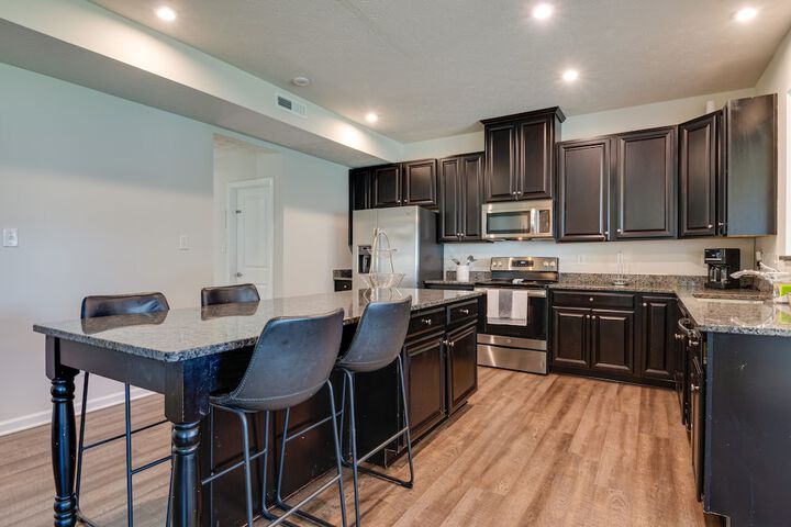 Spacious Home w / Fireplace - Near Golf!