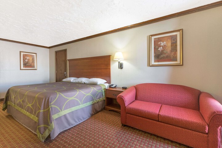 Room 9 of 13