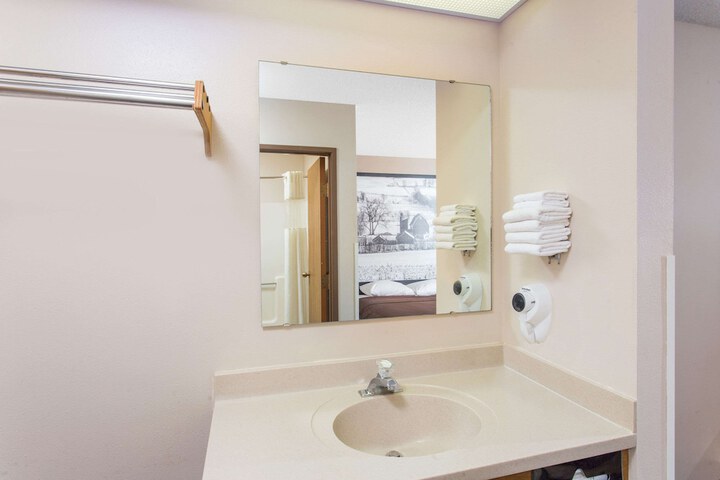 Room 9 of 32