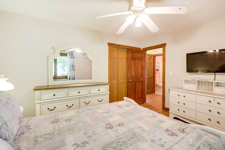 Spacious Woodbury Home w / Pool + Hot Tub!