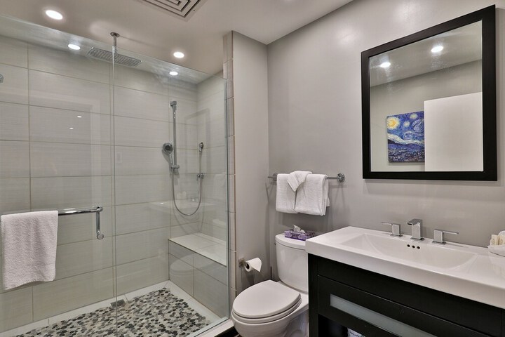 Room 121 of 213