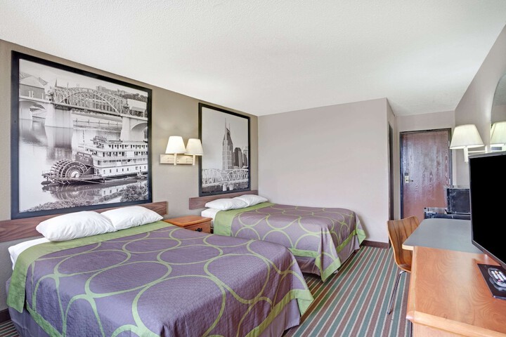 Super 8 by Wyndham Nashville / Dntn/ Opryland Area