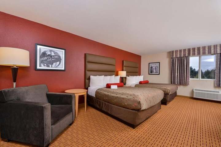 Clackamas Inn & Suites