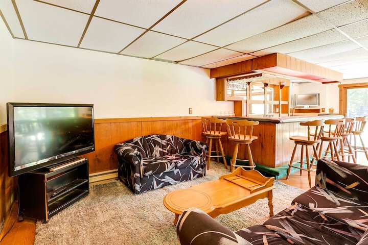 Spacious Woodbury Home w / Pool + Hot Tub!